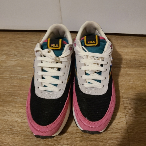 FIILA Sneakers - Picture 1 of 7